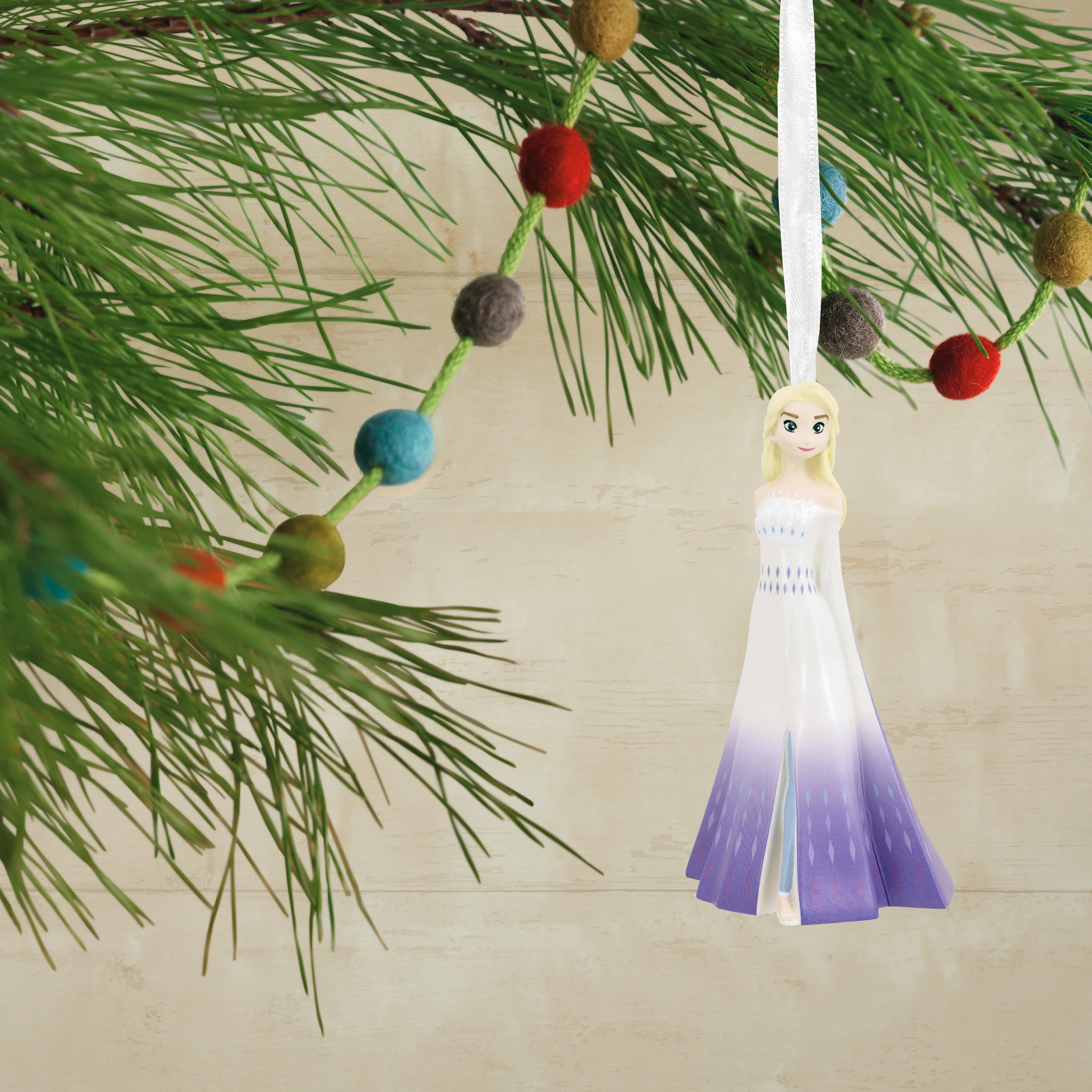 Collectable Disney Frozen - Elsa the Snow Queen Ornament - Image 4