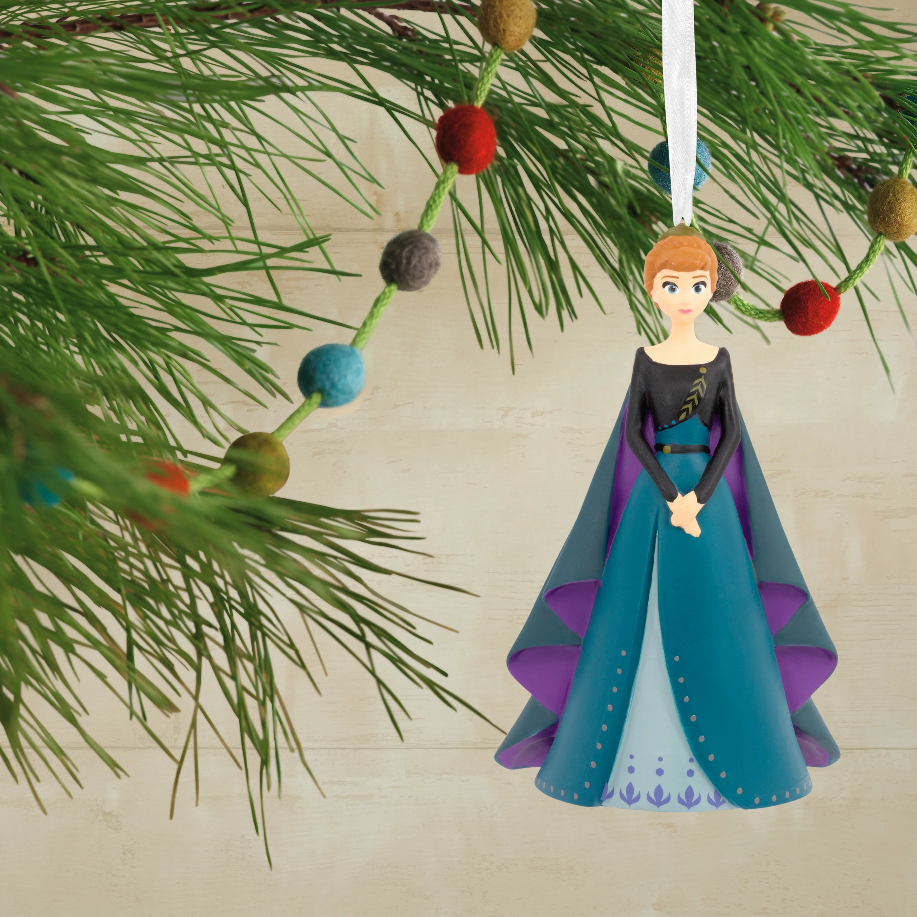 Collectable Disney Frozen - Queen Anna Ornament - Image 4