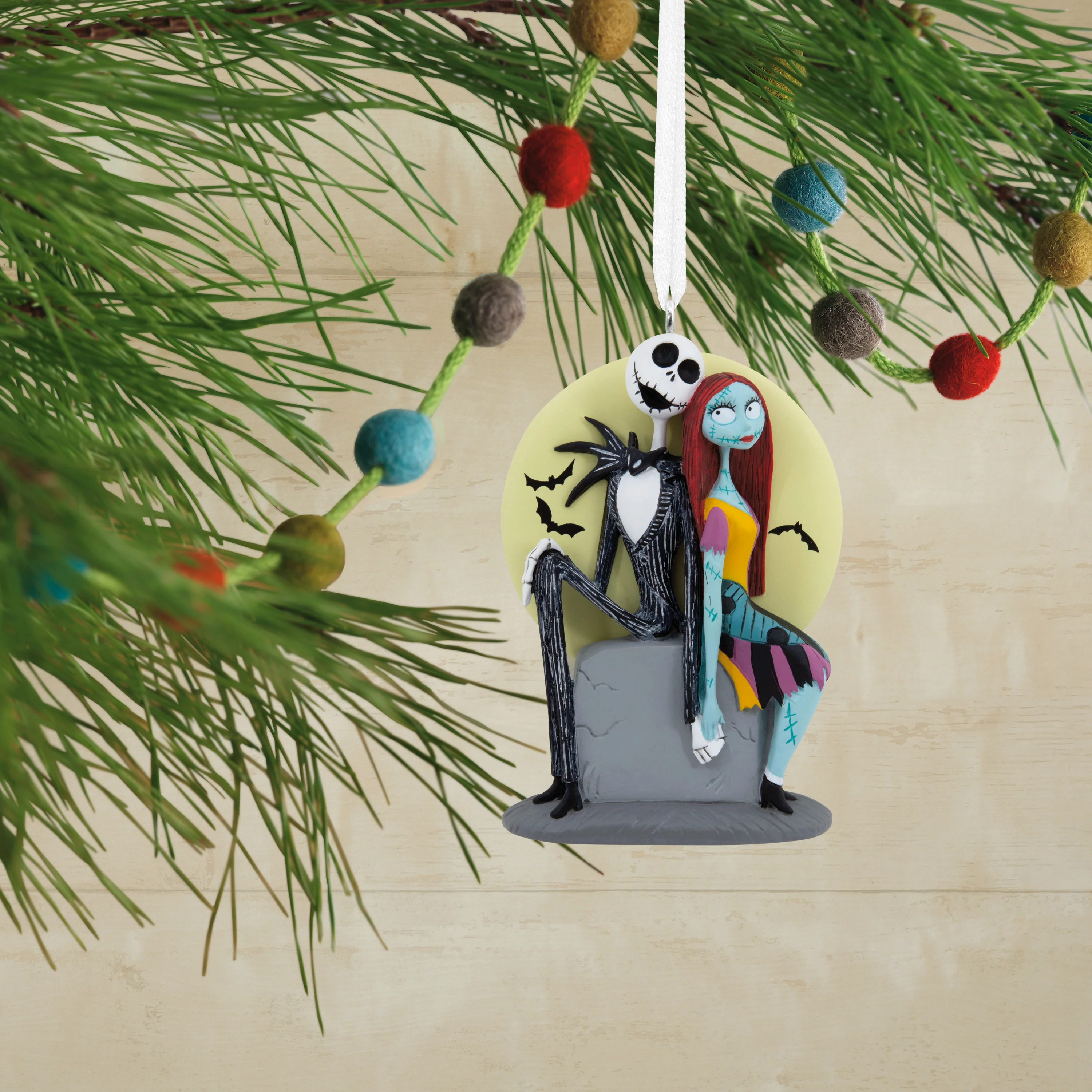 Collectable Disney The Nightmare Before Christmas - Jack Skellington & Sally Ornament - Image 4