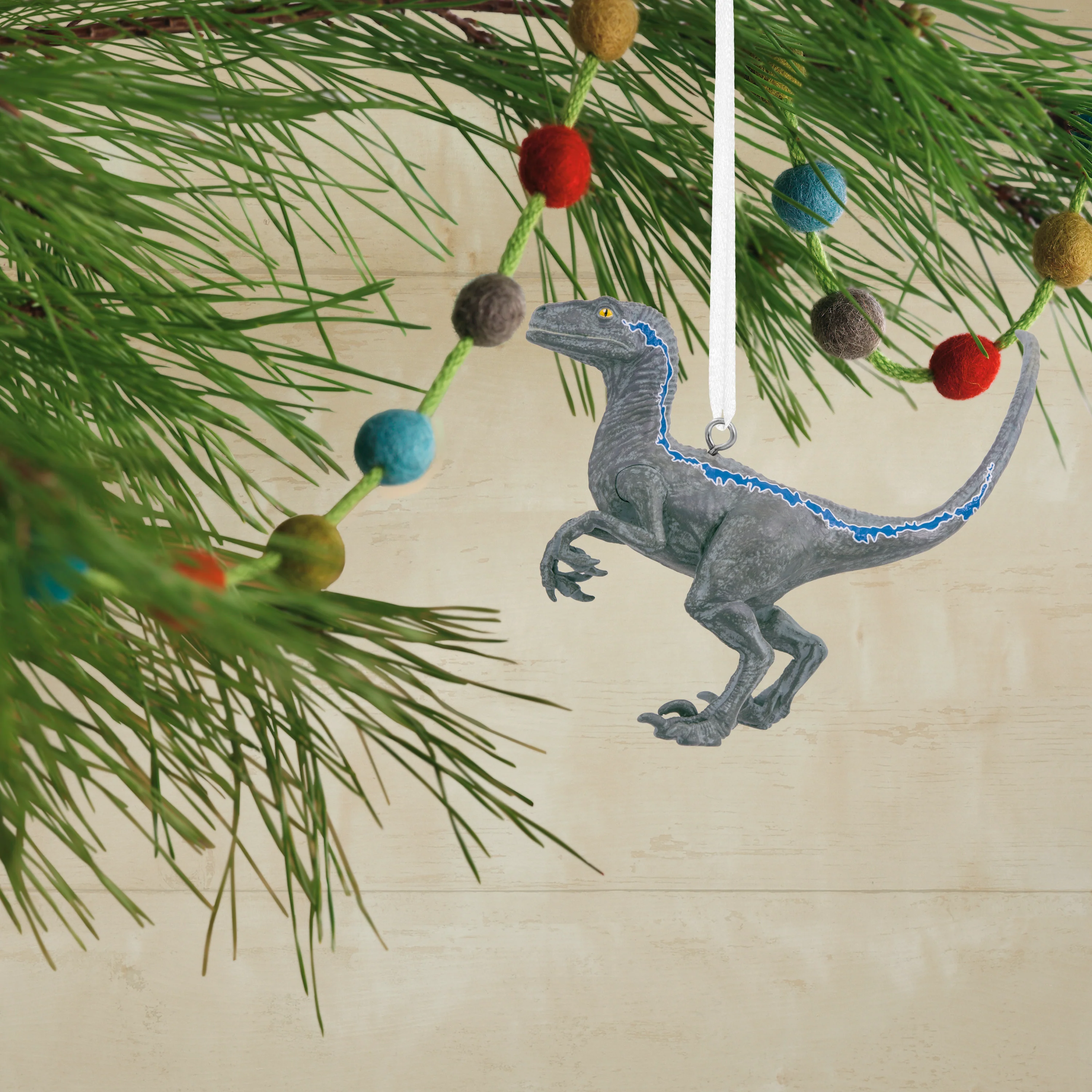 Collectable Jurassic World - Beta the Velociraptor Ornament - Image 4