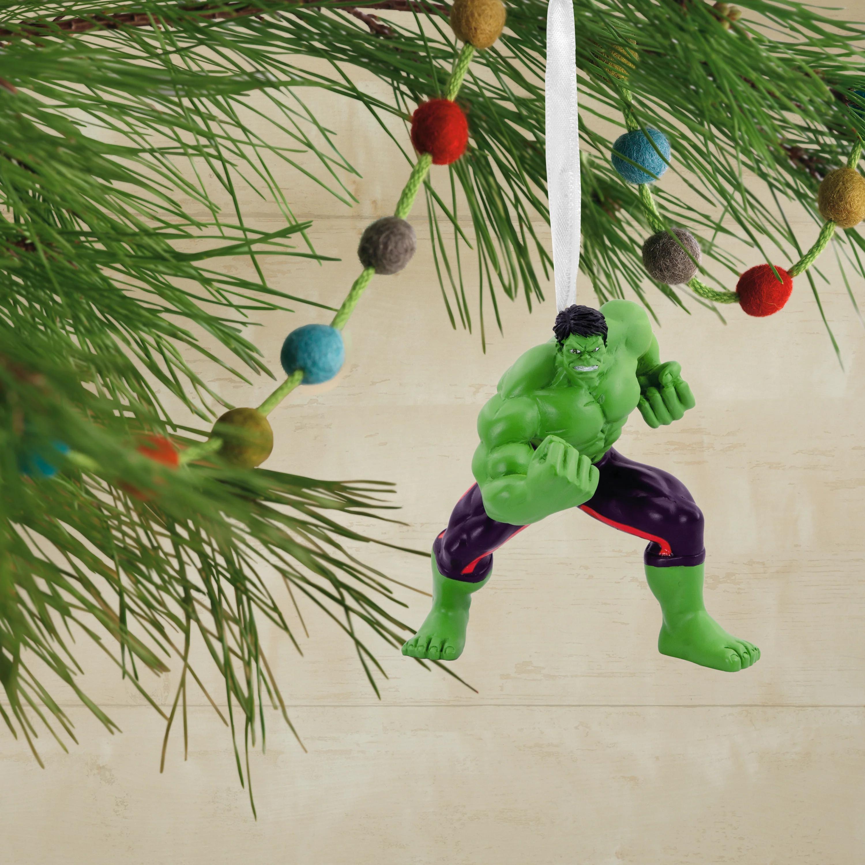 Collectable MARVEL Avengers - The Hulk Ornament - Image 4