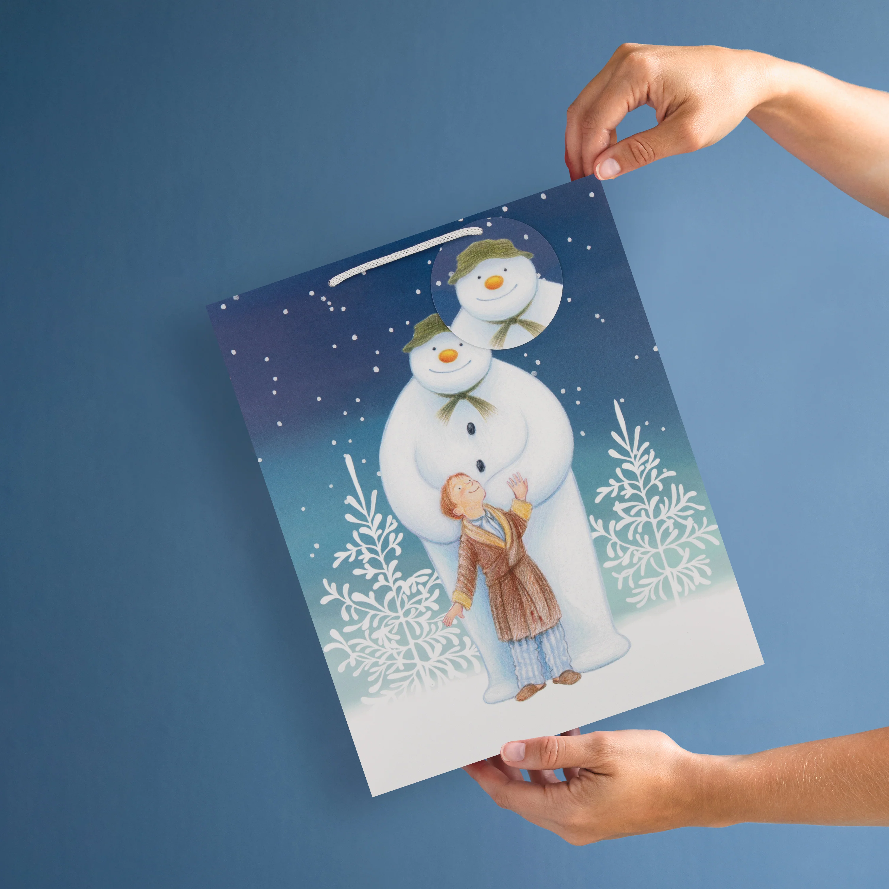 Large Christmas Gift Bags - Pack of 3 The Snowman™ Design - Image 7