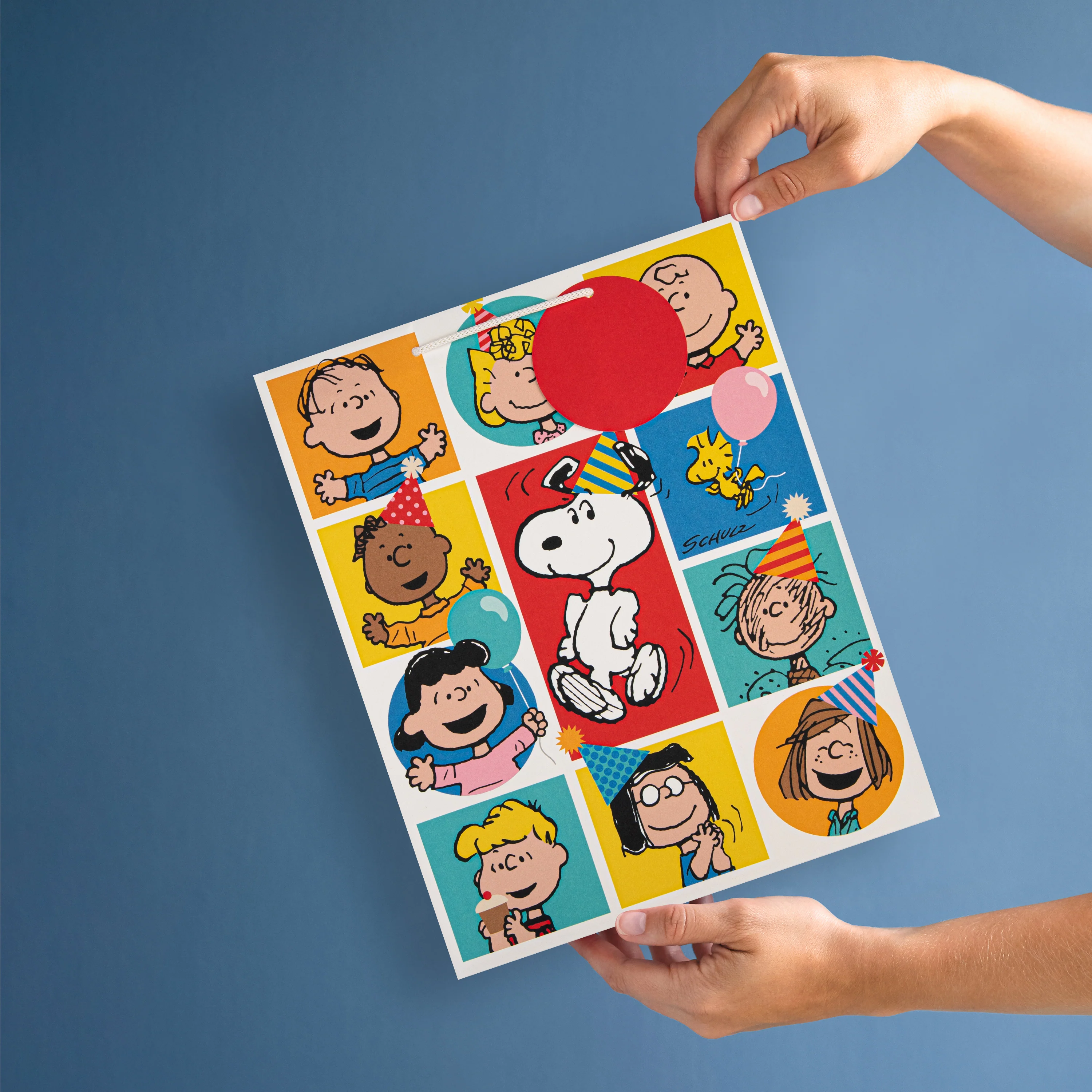 Large Gift Bags - Pack of 3 PEANUTS™ Comics SNOOPY & Gang Design - Image 2