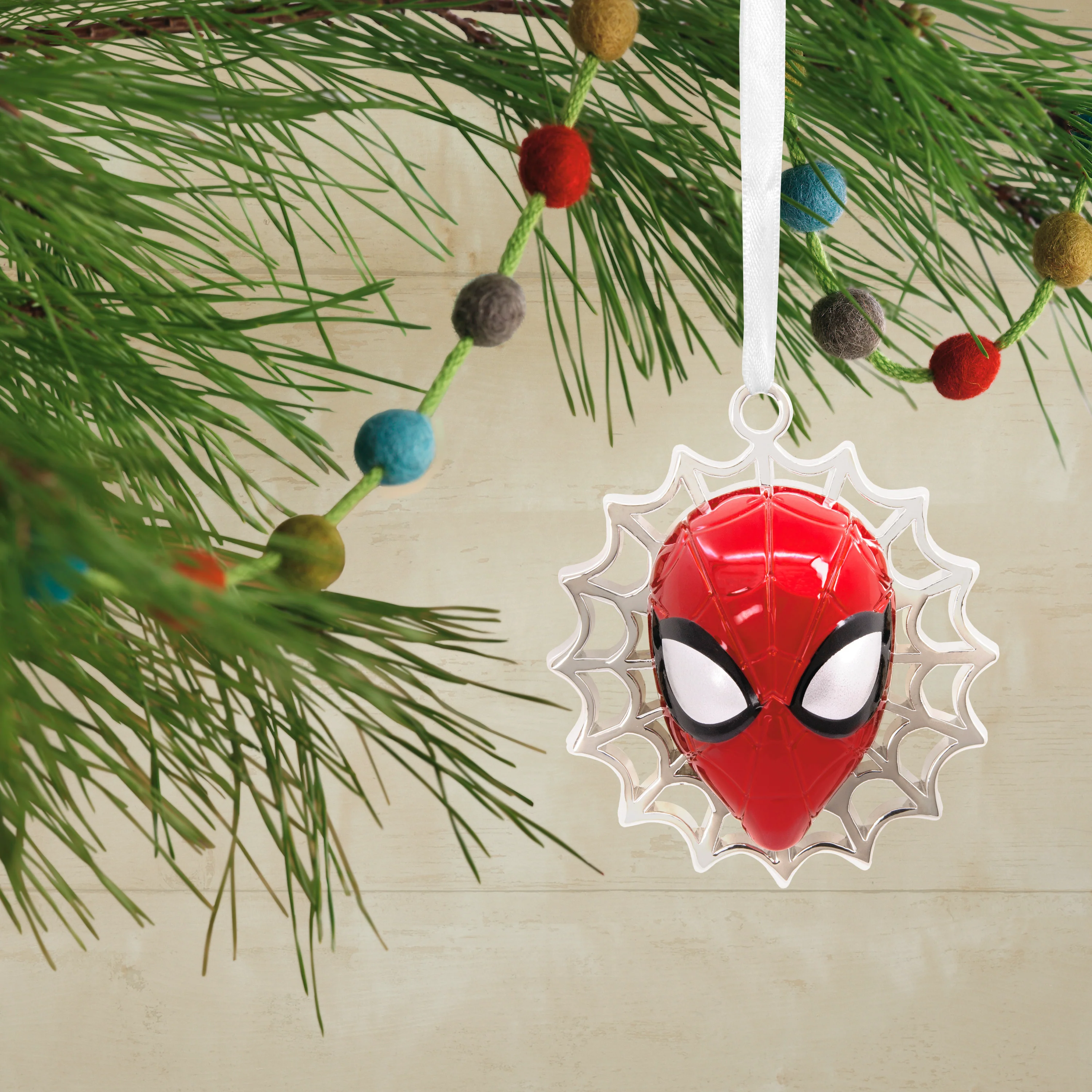 Premium Metal MARVEL - Spider-Man Head Ornament - Image 4